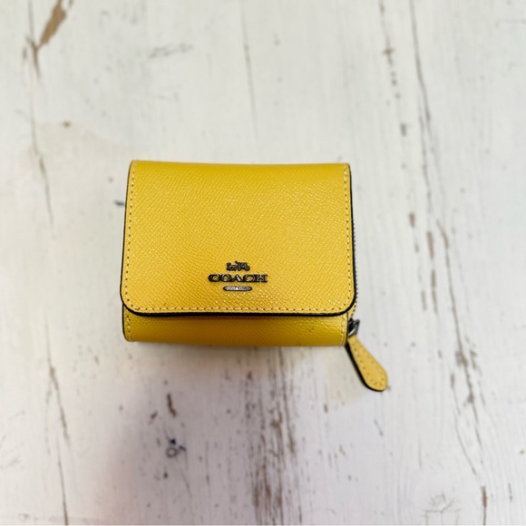 Coach Edie 31 RARE Scalloped Pebbled Shoulder Bag Butter Yellow Purse MSRP $500 - Picture 15 of 16